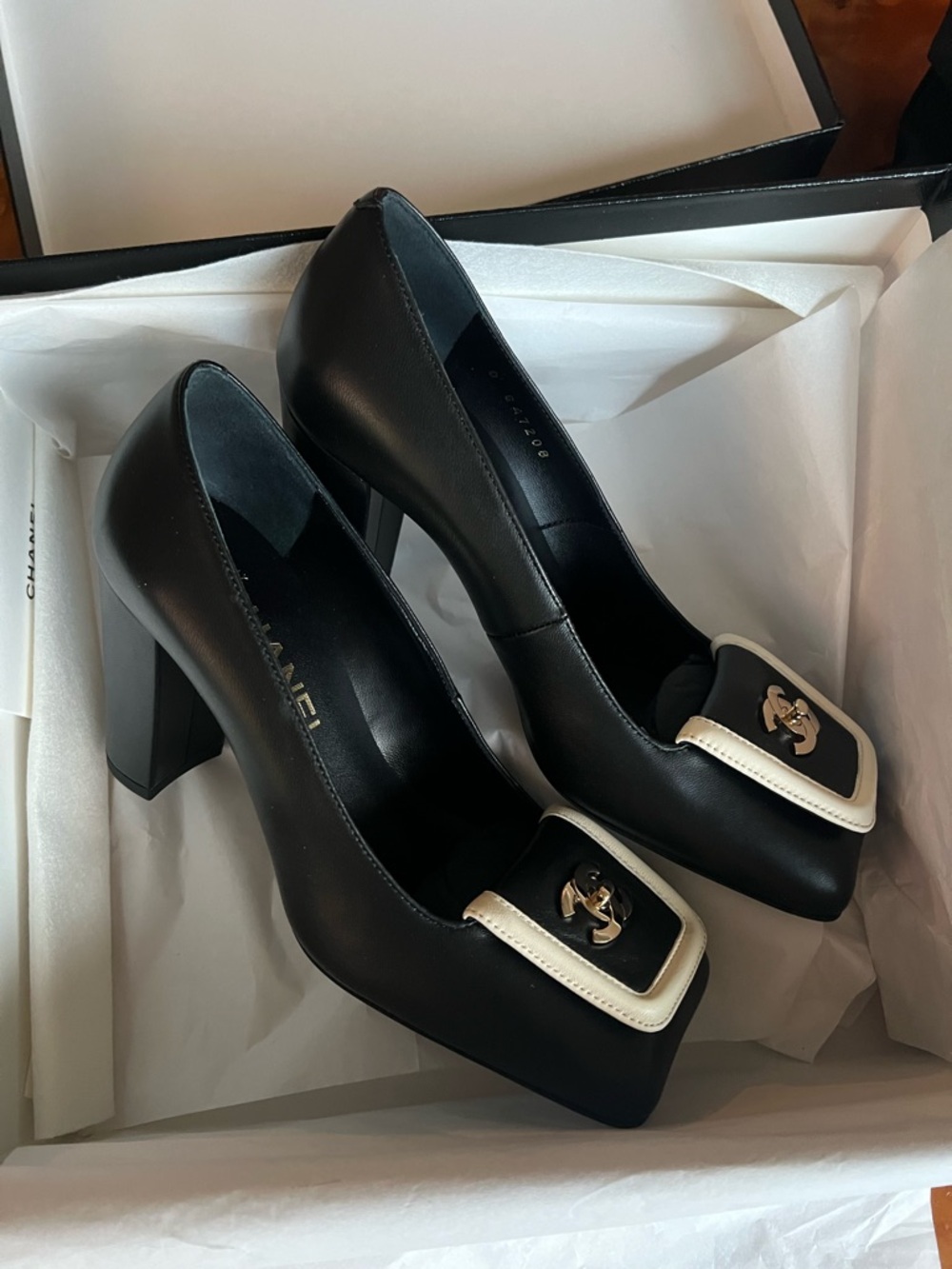 Chanel black turnlock pumps 26S Blazy